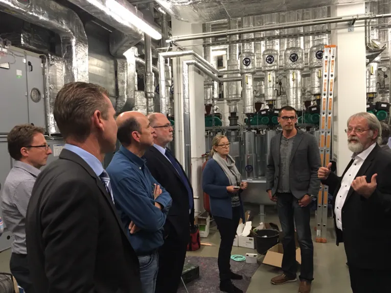 Treffen des Energieeffizienz-Netzwerks vor Ort mit Führung in einer Heizungsanlage